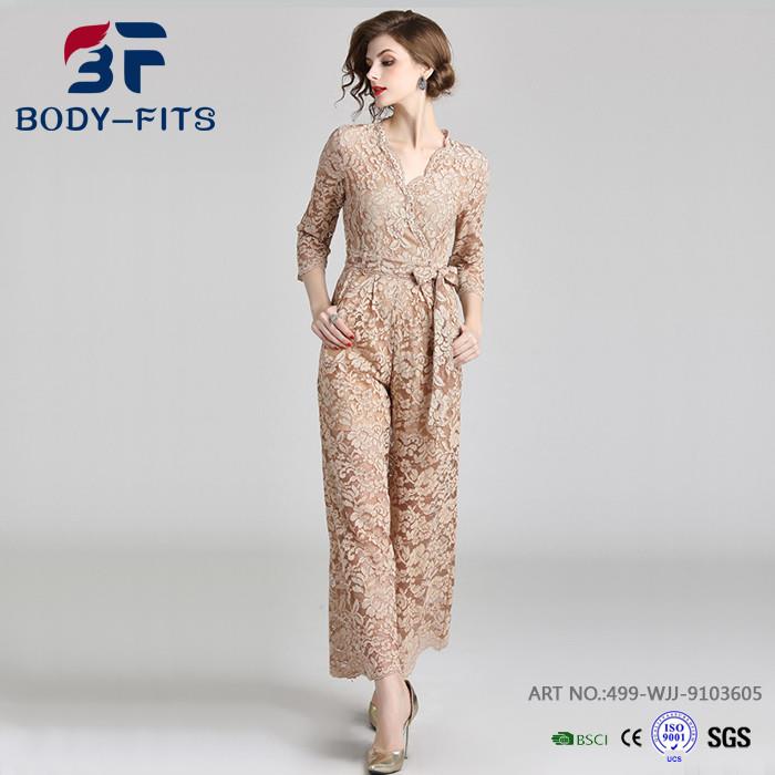 Elegante tuta in pizzo con scollo a V