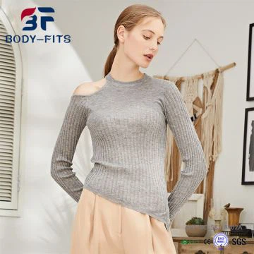Maglione slim irregolare con spalle scoperte